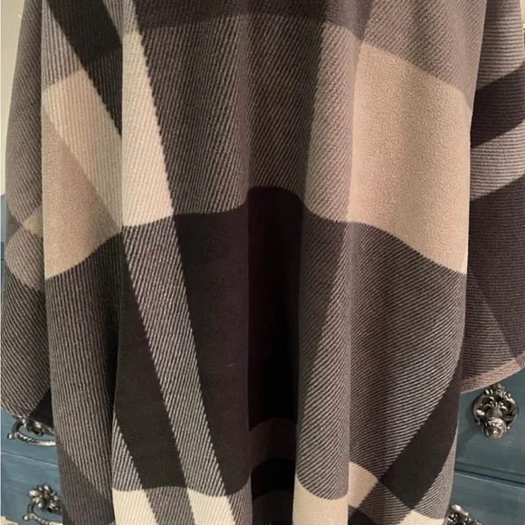 Rachel Roy Elegant Black, Gray Cream Plaid Shawl/Cape/Poncho One Sz warm fringe - Picture 8 of 11